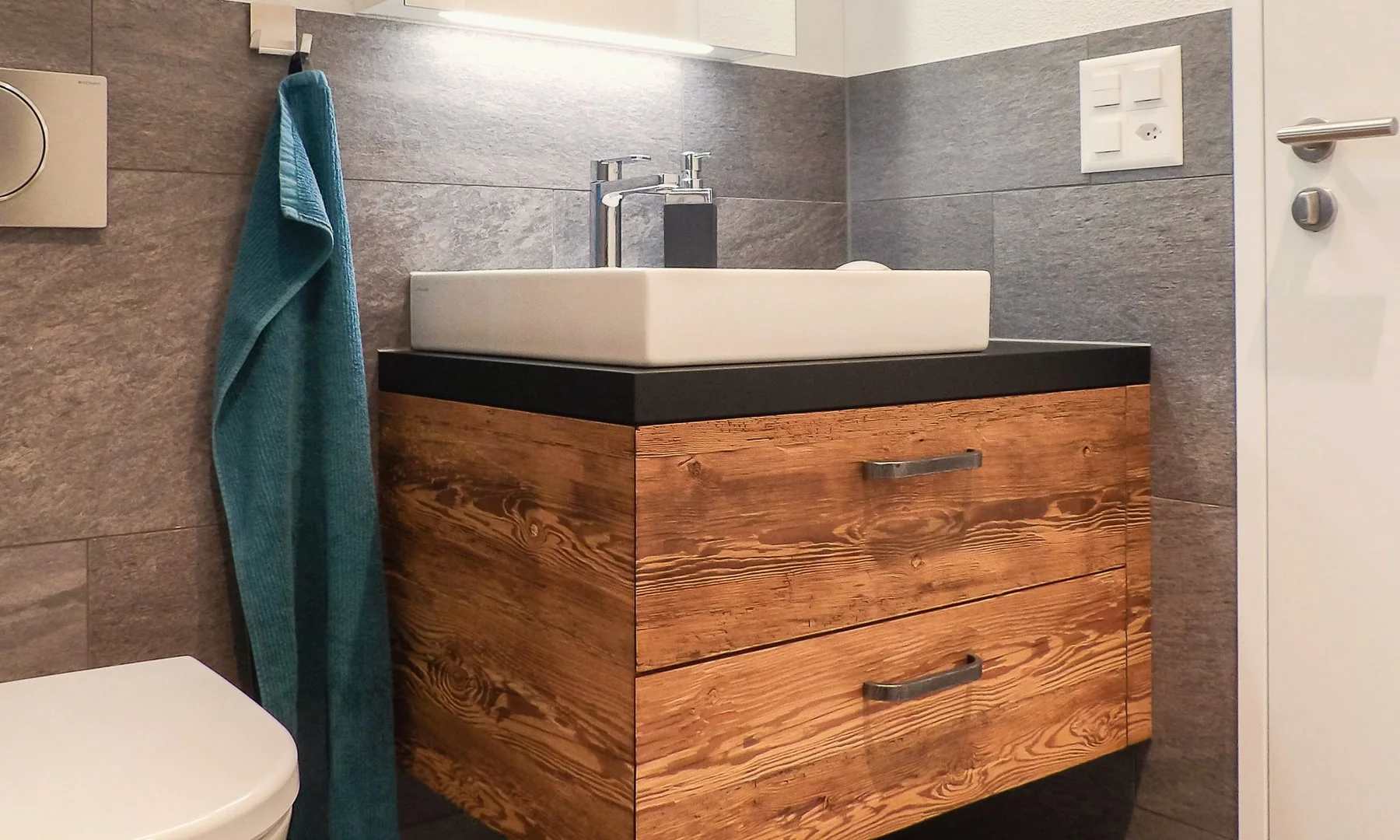 Schwebender Waschtisch aus Holz mit Spiegelschrank im Bad