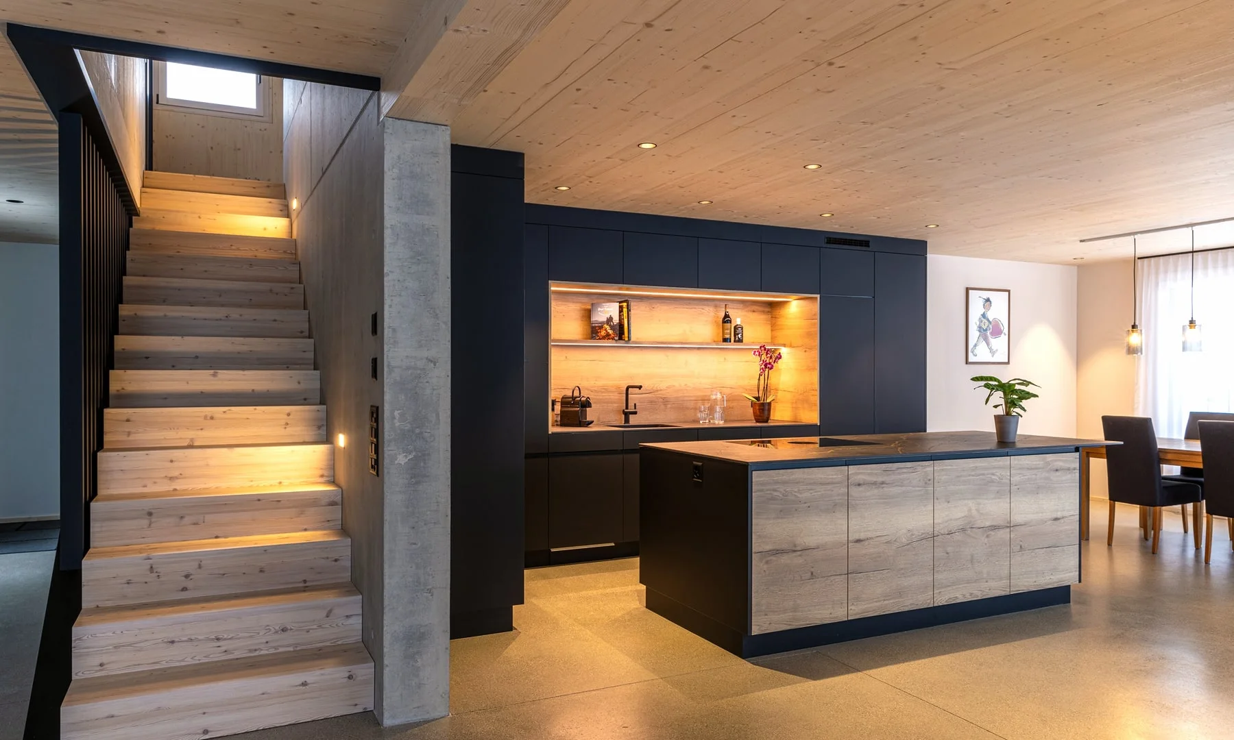 Umfassender Innenausbau mit Holztreppe und Wohnbereich