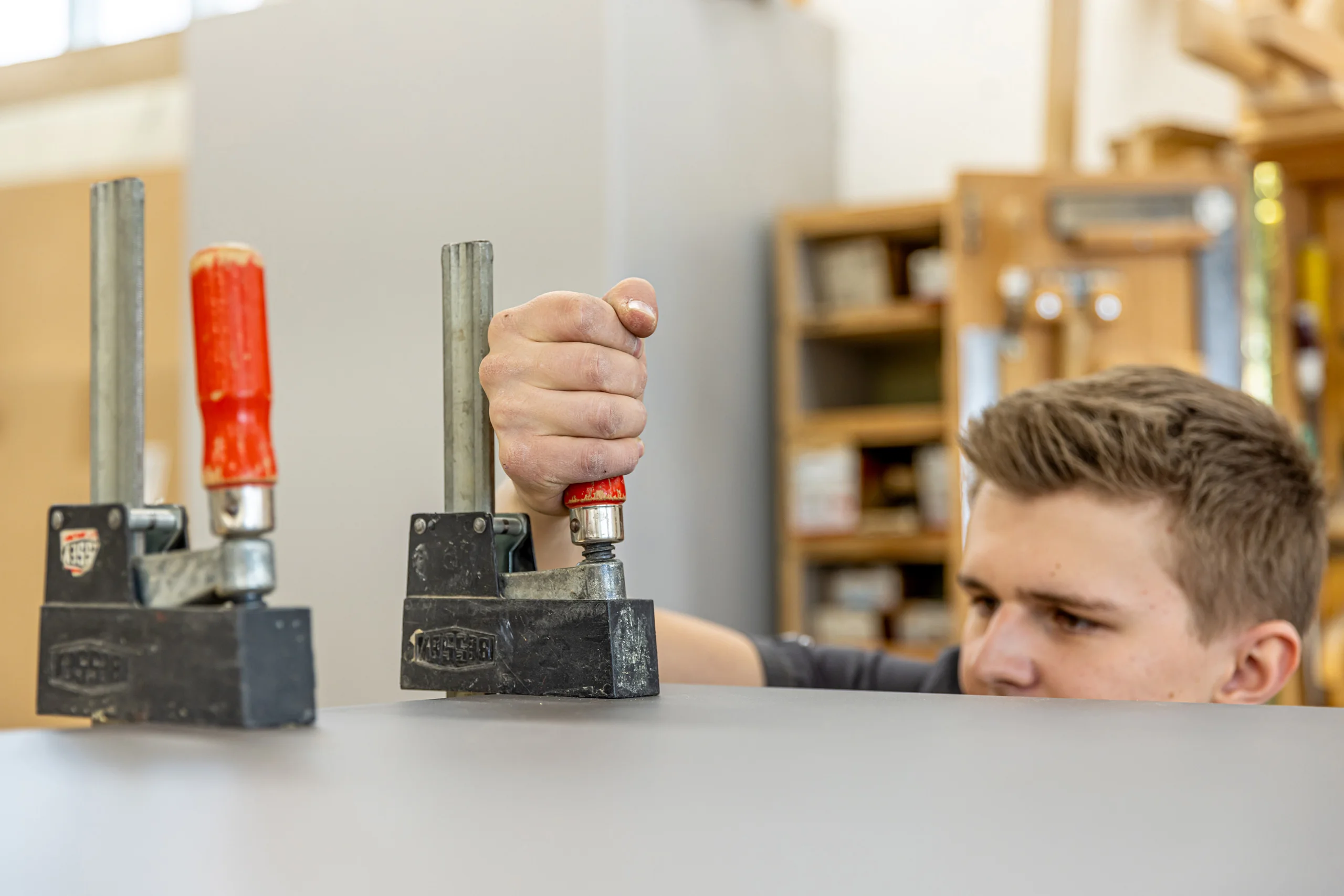 Mitarbeitende der Schreinerei Schnüriger bei der gemeinsamen Qualitätsprüfung