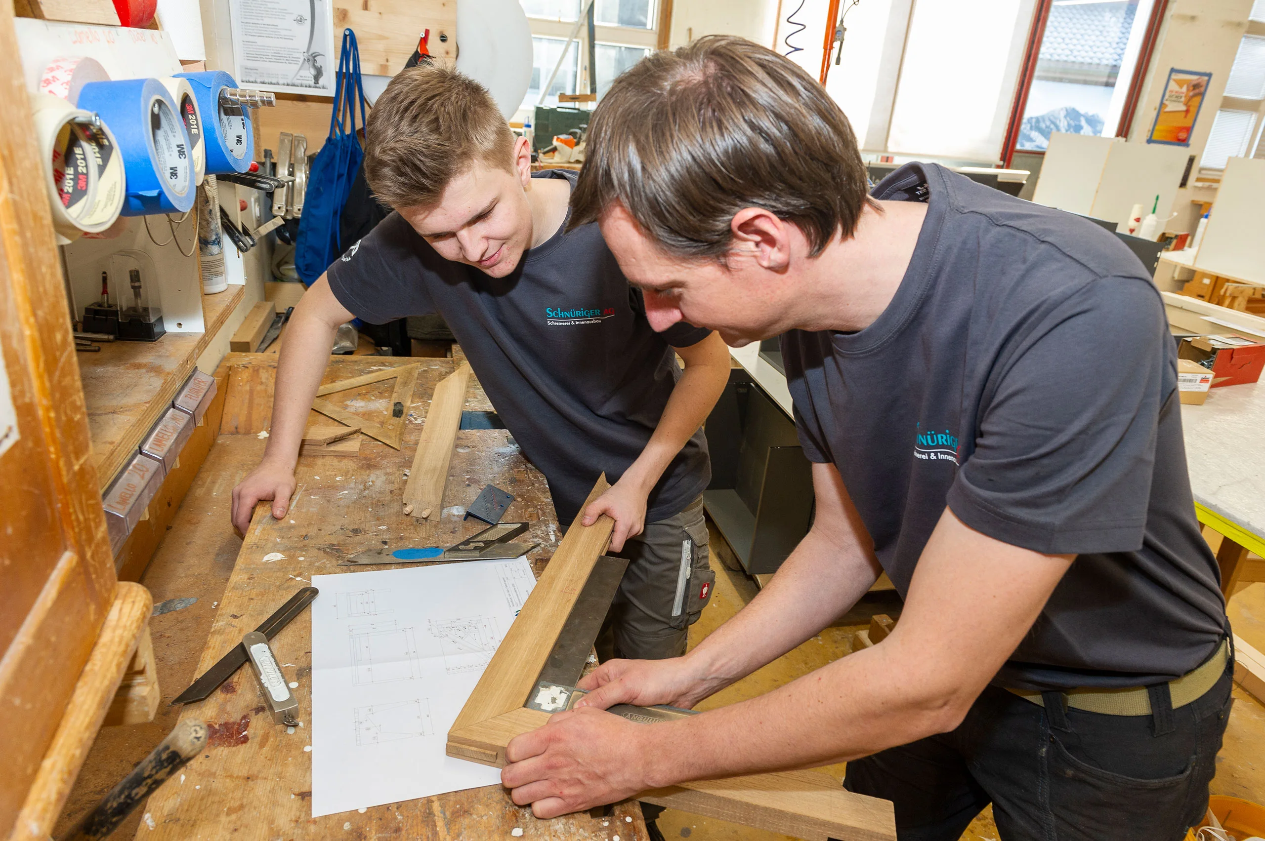 Lernende bei der praktischen Ausbildung an der Hobelbank