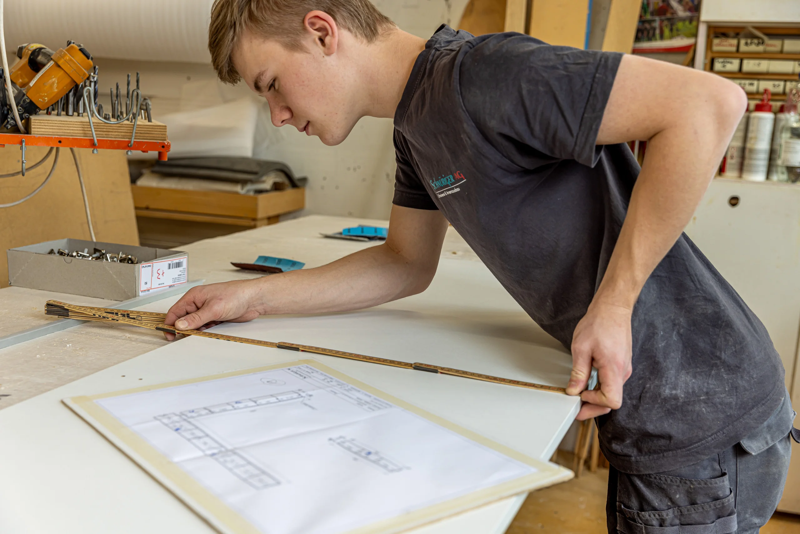 Zusammenarbeit und Materialauswahl in der Schreinerei Schnüriger