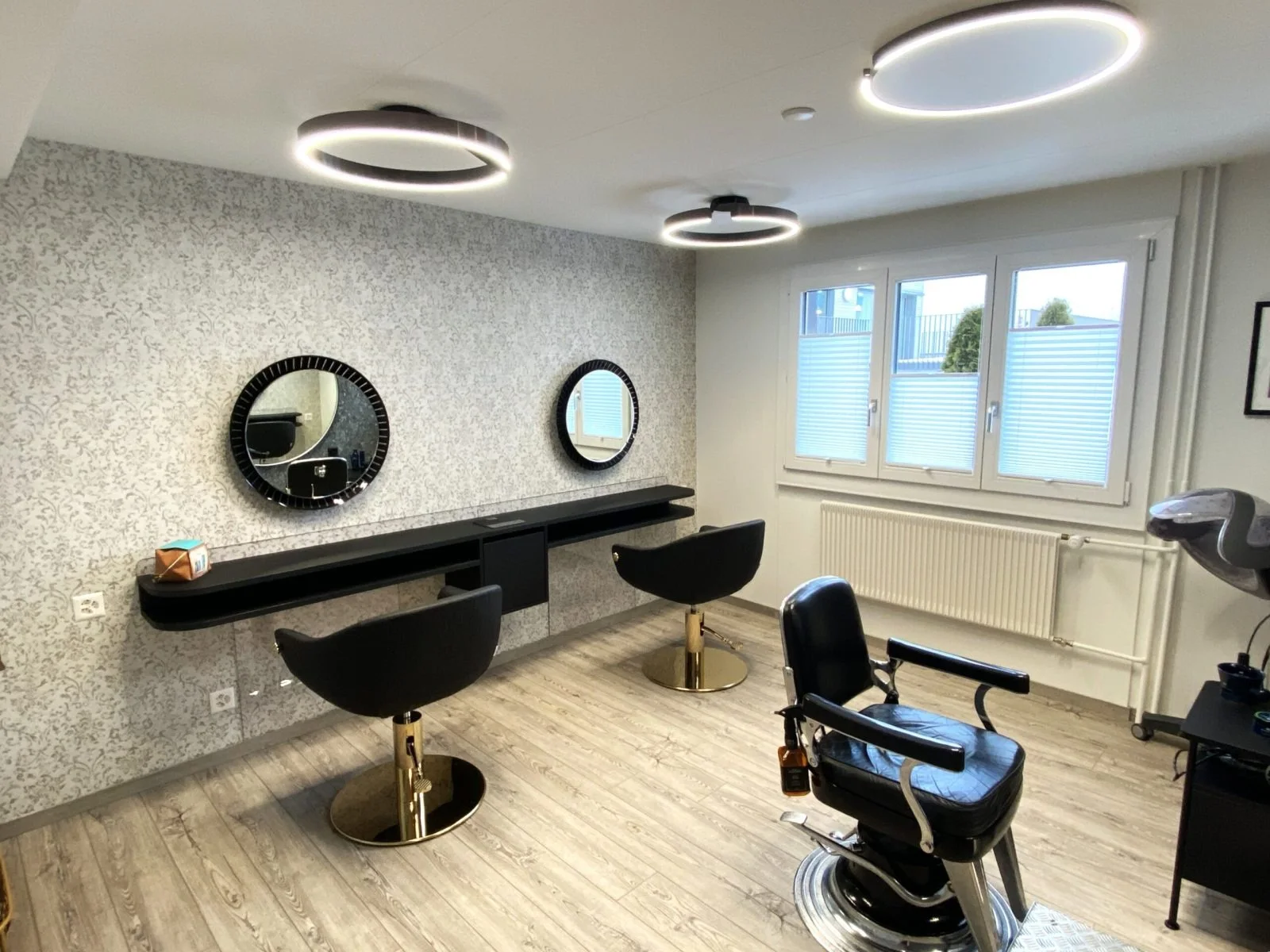 Stilvoller Innenraum des Coiffure Salon Reichmuth mit massgefertigten Möbeln