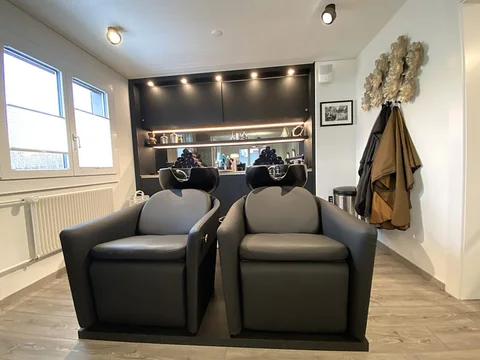 Farblabor mit auffälligen Möbeln in kräftigem Pink und Dekton