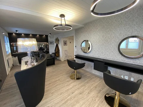 Praktischer Rollladenschrank in Edelstahloptik für Coiffure-Utensilien