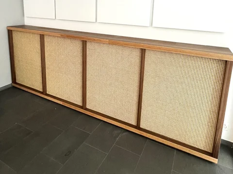 Passende Radiatorverkleidung mit offenem Wiener Geflecht