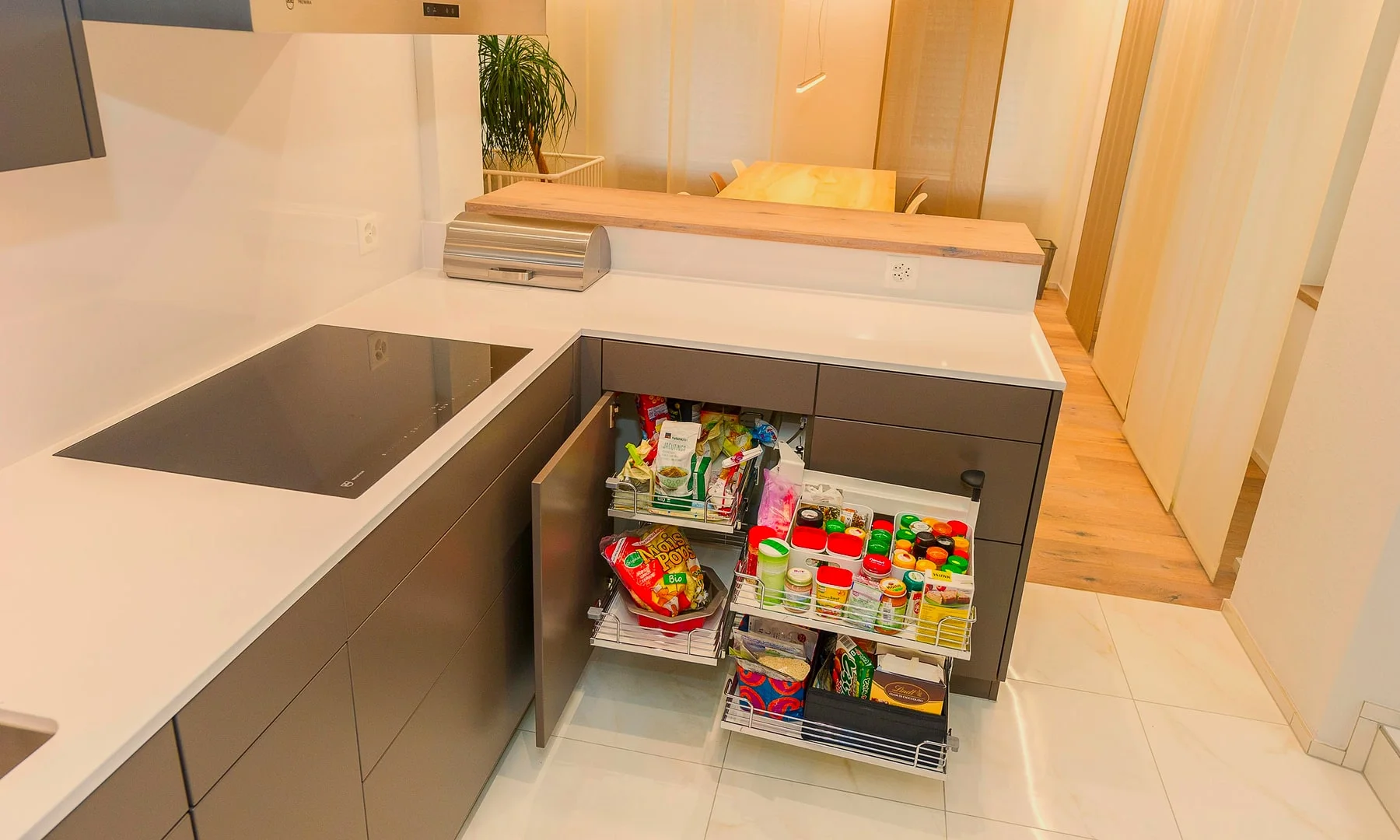 Schrank mit praktischen Auszügen und durchdachtem Ordnungssystem